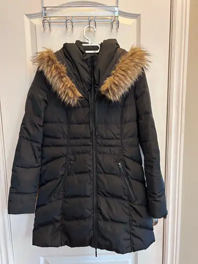 Rickis faux-fur trim quilted black jacket - size small however fits a bit bigger -Removable hood Pet...