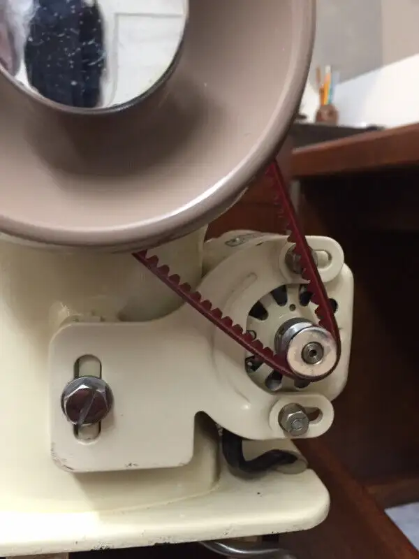 Sewing Machine**Omega**Machine à Coudre in Hobbies & Crafts in Laval / North Shore - Image 7