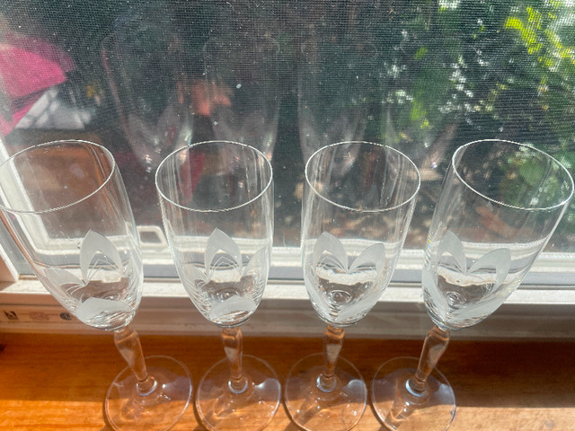 Vintage Glass crystal champagne flutes . set of 4. in Kitchen & Dining Wares in City of Halifax - Image 3