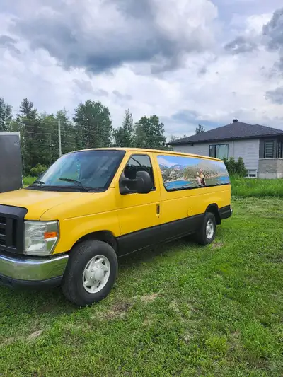 Ford Econoline E-250 Extended aménagé – prêt pour l’aventure! -Longueur : 6 m -Hauteur extérieur : 2...