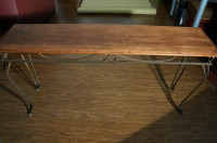 Table console en bois brun et pattes en métal couleur bronze