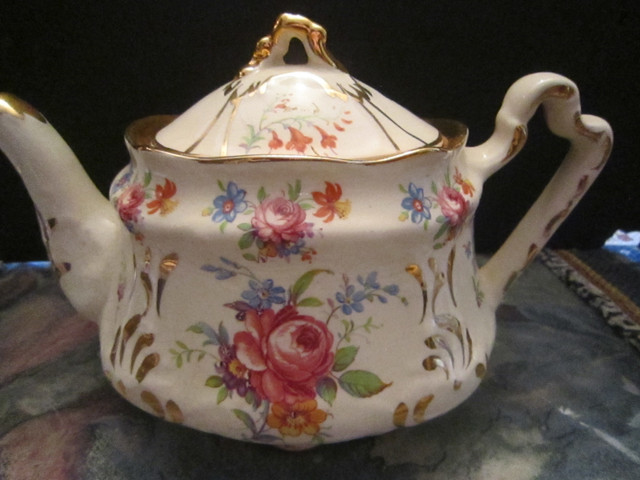 Vintage Tea Pots in Arts & Collectibles in Gander - Image 2
