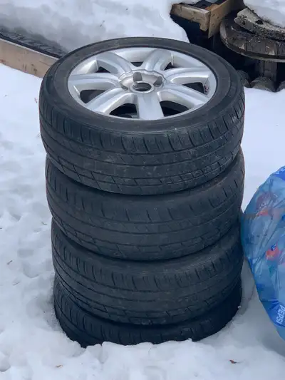 J’ai 4 jantes à vendre pour une Audi Q7 2009 d origine