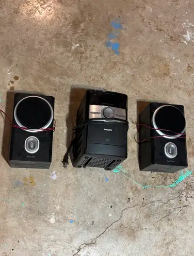 Philips Am/Fm radio, CD player and iPod dock. This stereo system includes both speakers is compact a...