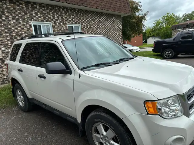 Mechanic Special – 2012 Ford Escape V6 AWD – 108,000 km – Runs G in Cars & Trucks in City of Montréal - Image 5