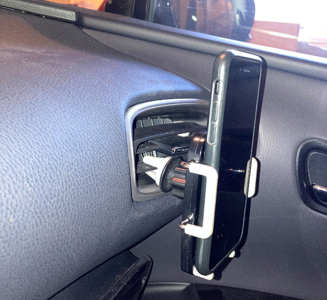 Car vent phone holder in Cell Phone Accessories in Gatineau - Image 4