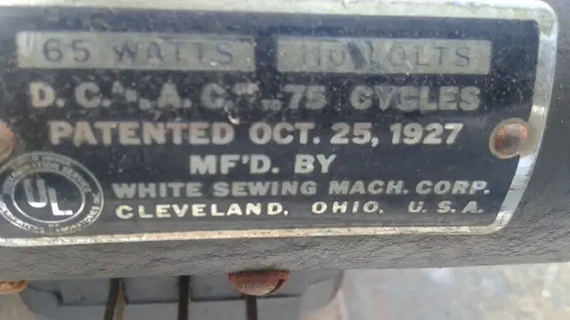 antique White sewing machine RARE model in Arts & Collectibles in Trenton - Image 4