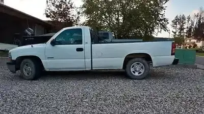 2001 CHEVROLET SILVERADO Half Ton,(*121,000 ORIGINAL KM'S*)5 spd MANUAL .8 Foot Box,2wd ,4.3L VORTEC...