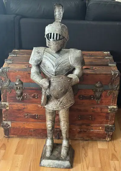 Je laisse aller cette belle armure de chevalier décorative en métal, d’environ 3 pieds de haut. Une...