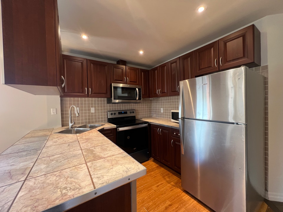 LARGE 3 BDRM RENO – BRIGHT - well Appointed** 4