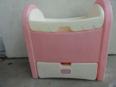 Lit de poupée avec pratique tiroir et berceau amovible. Peut aussi faire baignoire pour poupée. Joue...