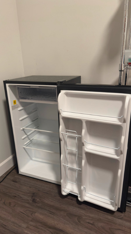mini-fridge in Refrigerators in London - Image 2