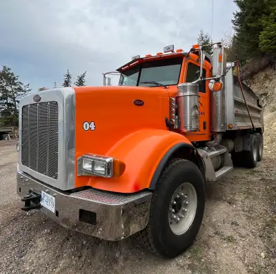 704 K Cummins ISX 550 hp; engine brake, Eaton Fuller 18 speed, double diff lock, air trac A/R suspen...