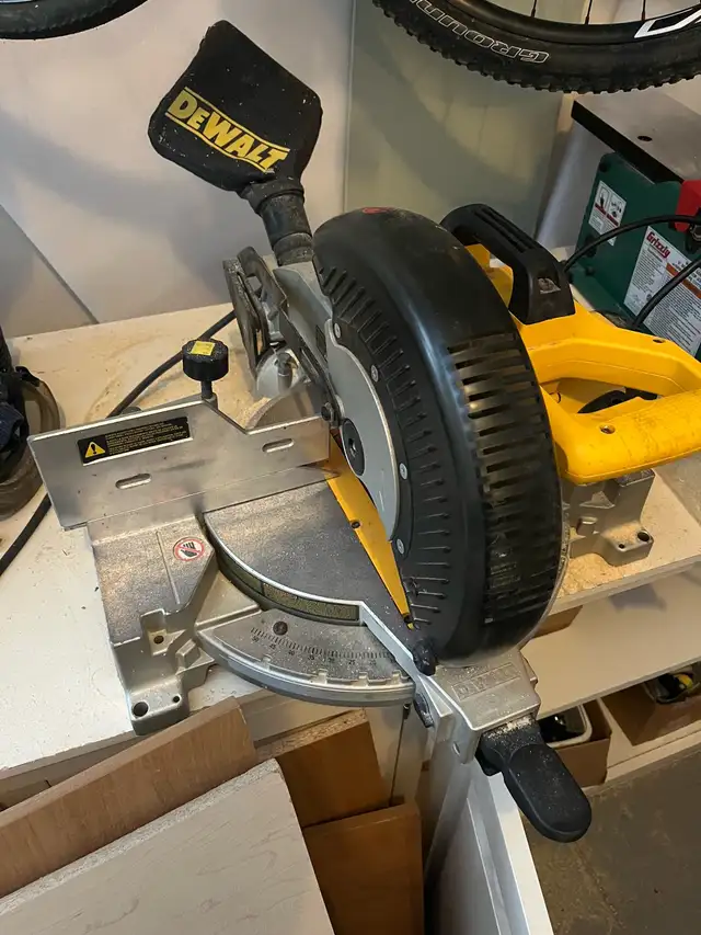dewalt mitre saw dw713 in Power Tools in St. Catharines - Image 2