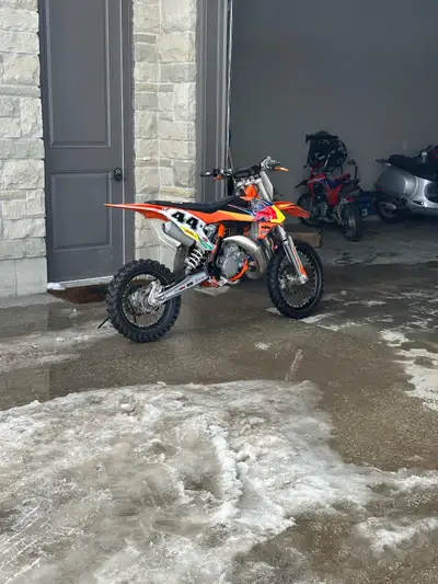 Pretty much brand new bike even tho it’s 2018 bought it with 20 hours about a year ago never raced b...