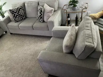 Set de 3 Sofa en très bon état. Pas d'animaux ni fumeur. Négociable.