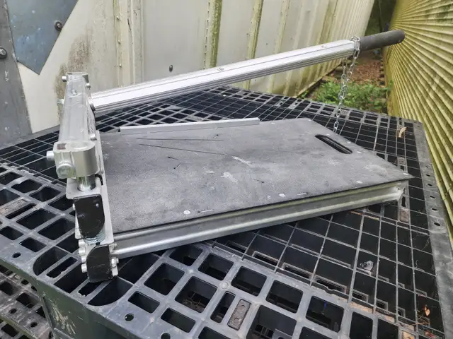 MantisTol 13'' Laminate Flooring & Siding Cutter Floor Install in Floors & Walls in Windsor Region - Image 2