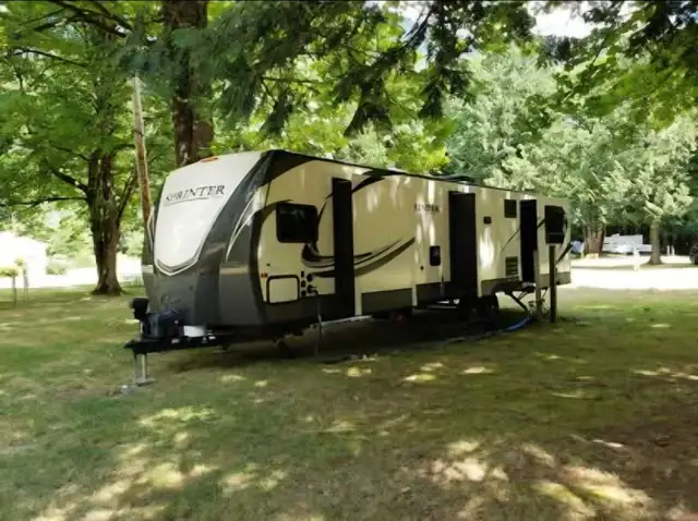 2017 Keystone Sprinter 332DEN | 4 Slides | Rear Living | $38,000 in Travel Trailers & Campers in Chilliwack - Image 10