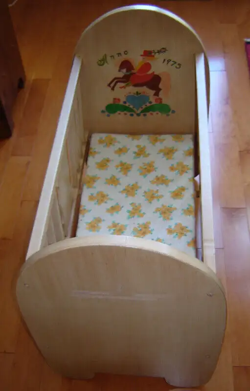 Lovely Antique Solid Wood Doll Crib in Toys & Games in City of Toronto - Image 3