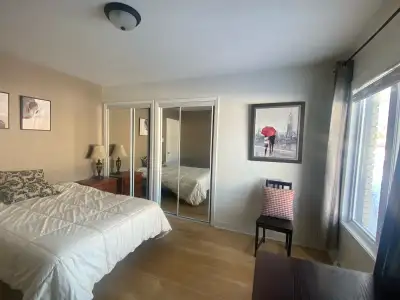 Belle grande chambre meublée, non-fumeur à louer dans une grande maison lumineuse! À seulement 1 km...