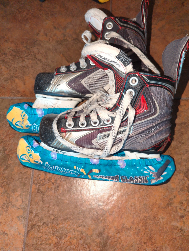 Hockey Skate Size 1 Age 6-8 in Hockey in Calgary