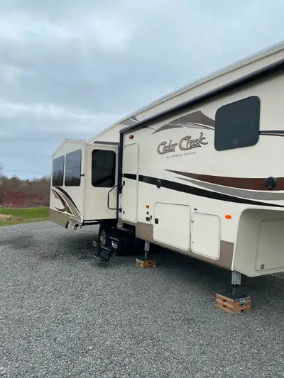 REGARDER NOTRE VIDÉO DE CONSTRUCTION AU WWW.FORESTRIVERINC.COM/SILVERBACK 1-ENSEMBLE ÉDITION CEDAR C...