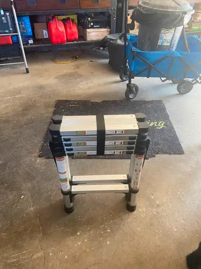 5 1/2 foot collapsible ladder