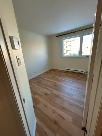 Ce super 5 1/2 lumineux du 1er étage a été complètement rénové. Il est dans une petite copropriété d...