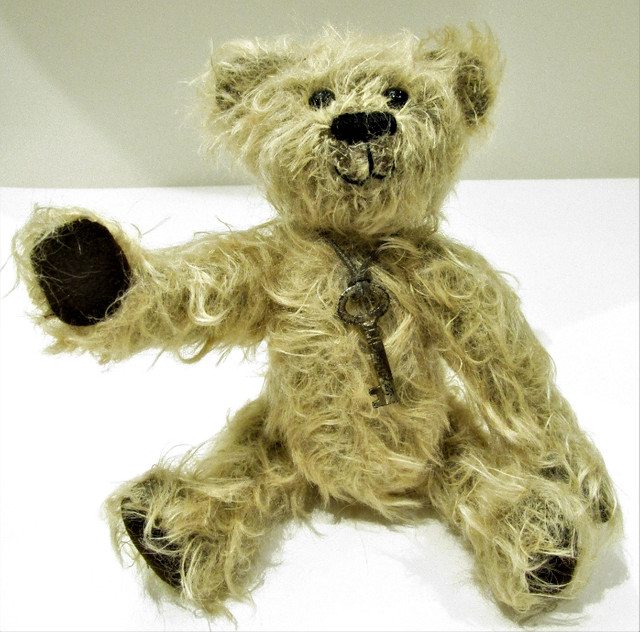 "SEYTHER", CANADIAN ARTIST, MOHAIR JOINTED BEAR (#118) in Arts & Collectibles in Hamilton
