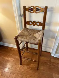 Chaise haute en bois et paille // Wood ans straw bar stool