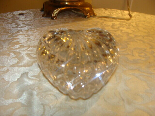 Magnifique boîte en cristal, en forme de coeur dans Art et objets de collection  à Laval/Rive Nord - Image 2