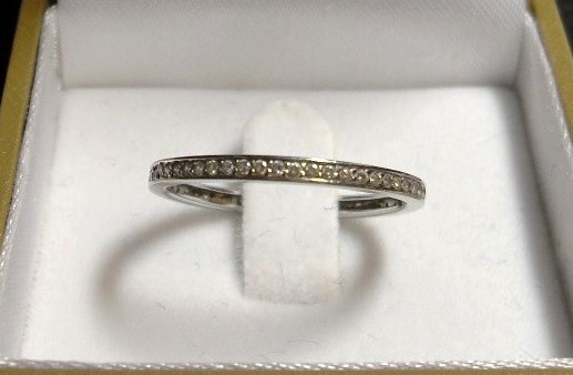 14k white gold eternity wedding ring - Size 9 (Cannot be sized) in Jewellery & Watches in Bedford - Image 4