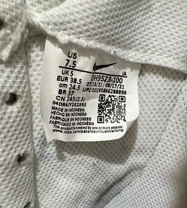 Nike Waffle Debut Shoes - Women’s - Size 7.5 in Women's - Shoes in Cambridge - Image 7