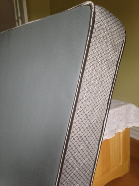 Matelas neuf à ressorts, pour lit simple standard, Distinction in Beds & Mattresses in Laval / North Shore - Image 4
