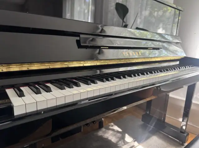 Piano Yamaha B3 Silent SC2 – Excellent état in Pianos & Keyboards in City of Montréal - Image 3