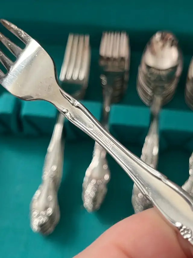 Oneida Community “Affection” Silverplate Flatware Set in Kitchen & Dining Wares in Mississauga / Peel Region - Image 4