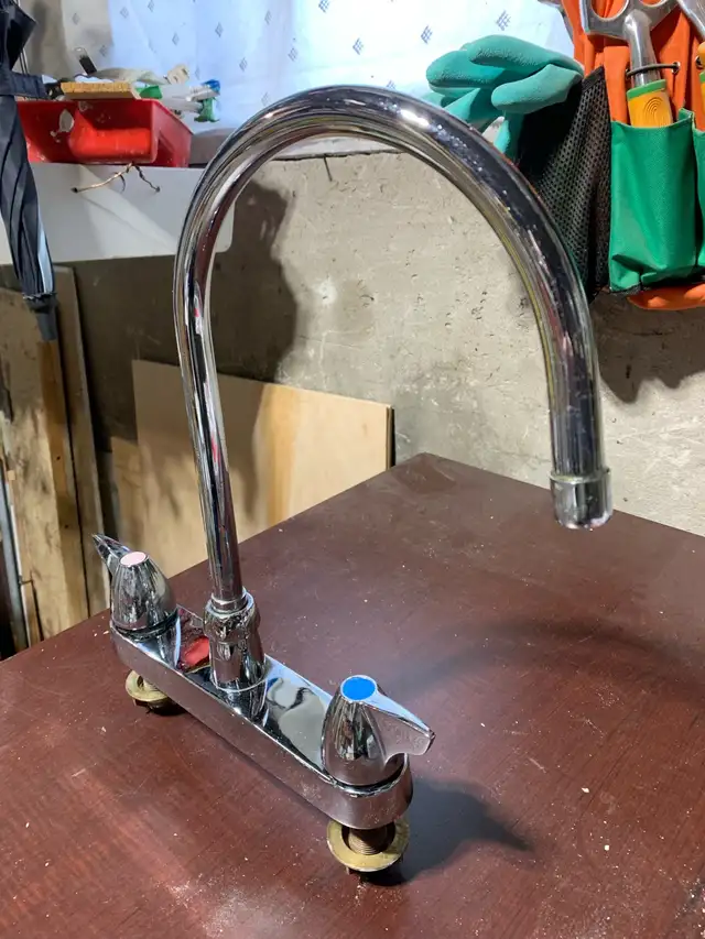 kitchen faucet  zurn  $ 20 in Garage Sales in Laval / North Shore - Image 4