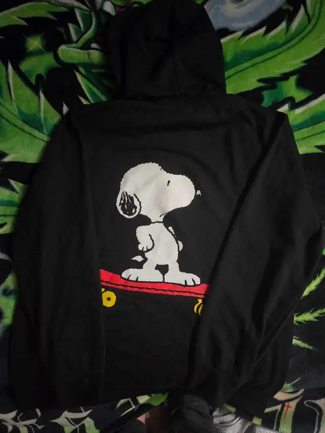 snoopy black hoodie in Men's in Winnipeg - Image 2