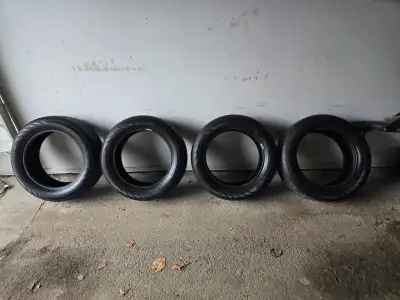 4 pneus d’eté Continental, 205 55 16, en tres bon etat, prix: 375$ . Par téléphone seulement au 819...