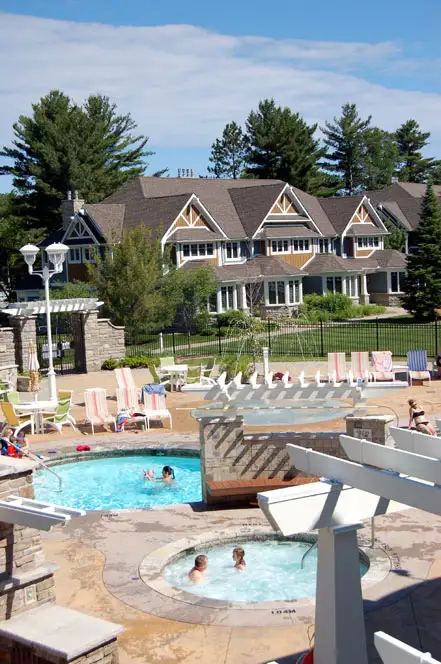 Muskoka cottage on Lake of Bays in Ontario in Canada - Image 4