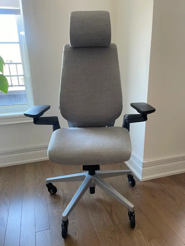 Steelcase Gesture Chair With Headrest & Lumbar Grey/White Mint in Chairs & Recliners in City of Toronto - Image 2