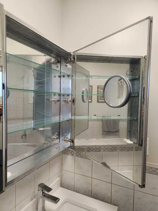 Medicine Cabinet in Bathwares in Oakville / Halton Region - Image 3