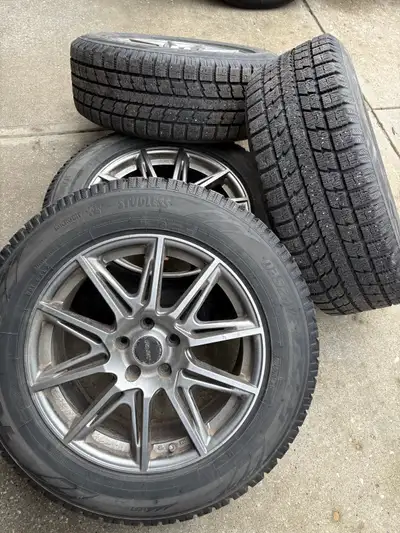 These Toyo Observe GSi-5 winter tires, size 245/60R18 105T, are mounted on alloy rims and offer exce...