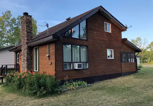 This beautiful well maintained cabin features 1280 ft2 of living space in an open design. Two bedroo...