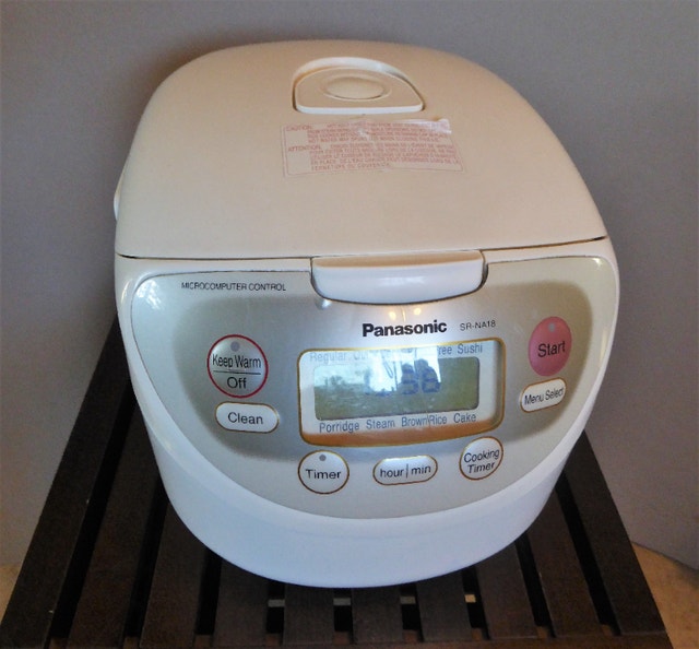 Panasonic SRNA18 825W 10 Cup Electronic Rice Cooker. Kitchen
