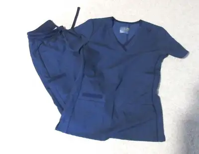 Scrub Set… top and bottom…Comfortable lightweight material with lots of pockets… in excellent clean...