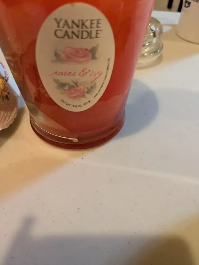 Yankee Candle lamp- rose and ivy in Home Décor & Accents in Hamilton - Image 4