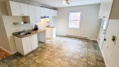 4 1/2 au rez-de-chaussée | 2 chambres à Saint-Hubert. - Espace laveuse-sécheuse dans la salle à mang...