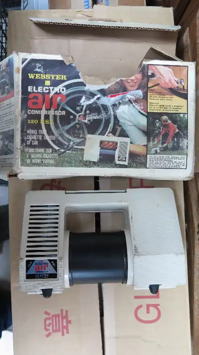 Petit compresseur portatif pour se dépanner et souffler les pneus ou autres. Se branche dans l'allum...