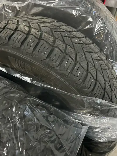 Pneus SUV Michelin X Ice Snow grandeur 225-65R17 Profondeur restante 9/32 (25% d’usure) Raison de la...